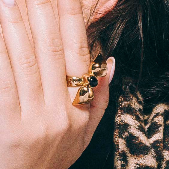 NOUER Bague Cocktail | Bague noeud dorée & agate noire volume XL