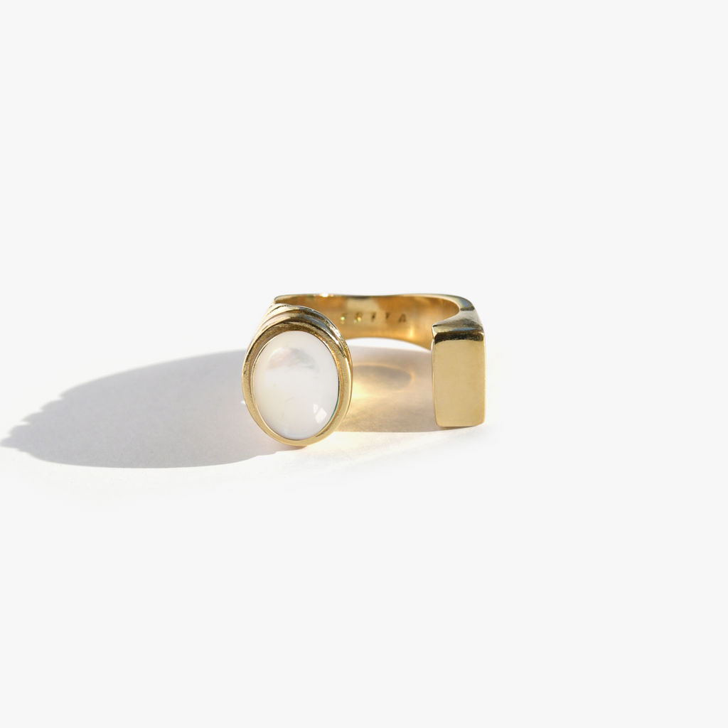 LA N°2 Bague Chevalière | Bague dorée ouverte & nacre volume M