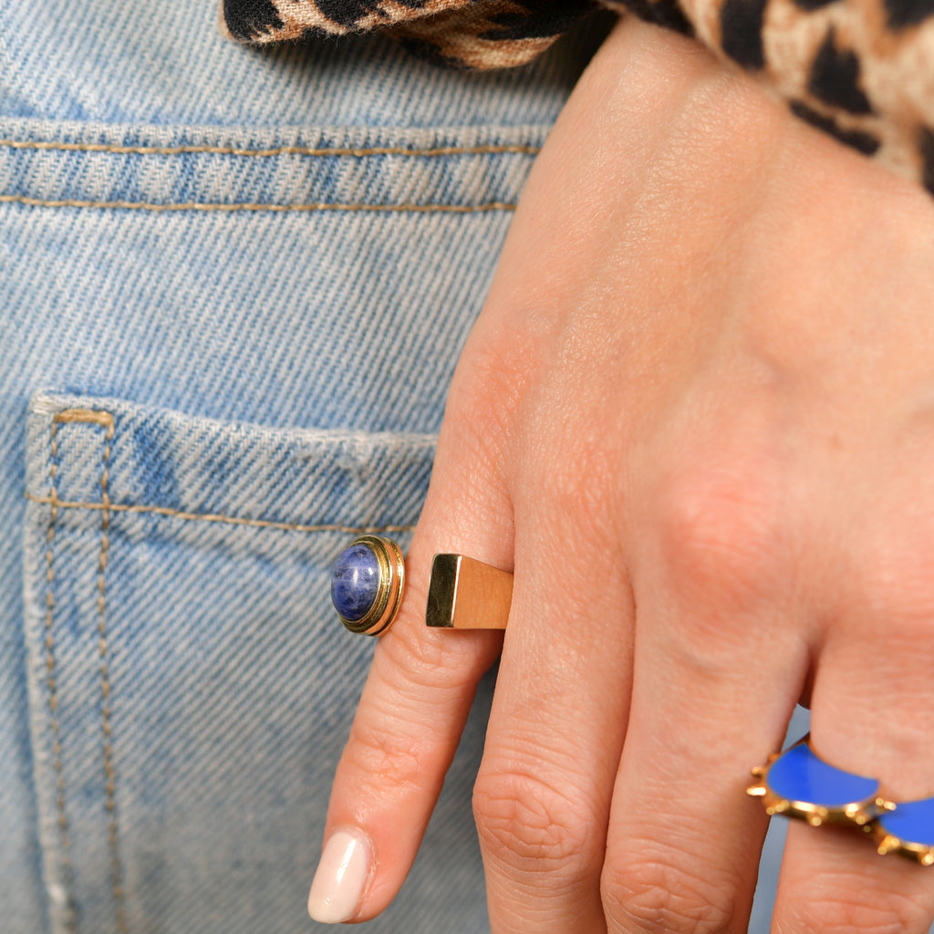 LA N°2 Bague Chevalière | Bague dorée ouverte & sodalite volume M