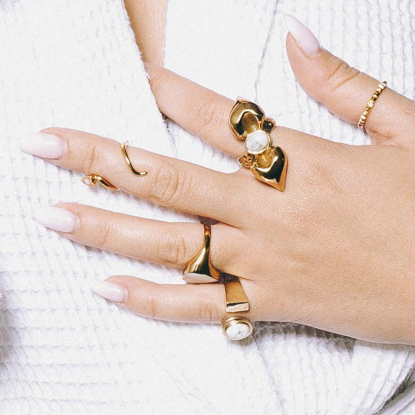 LA N°2 Bague Chevalière | Bague dorée ouverte & howlite volume M