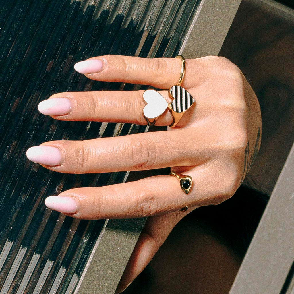 COEUR Le Classique Bague Chevalière | Bague dorée & émail blanc volume L