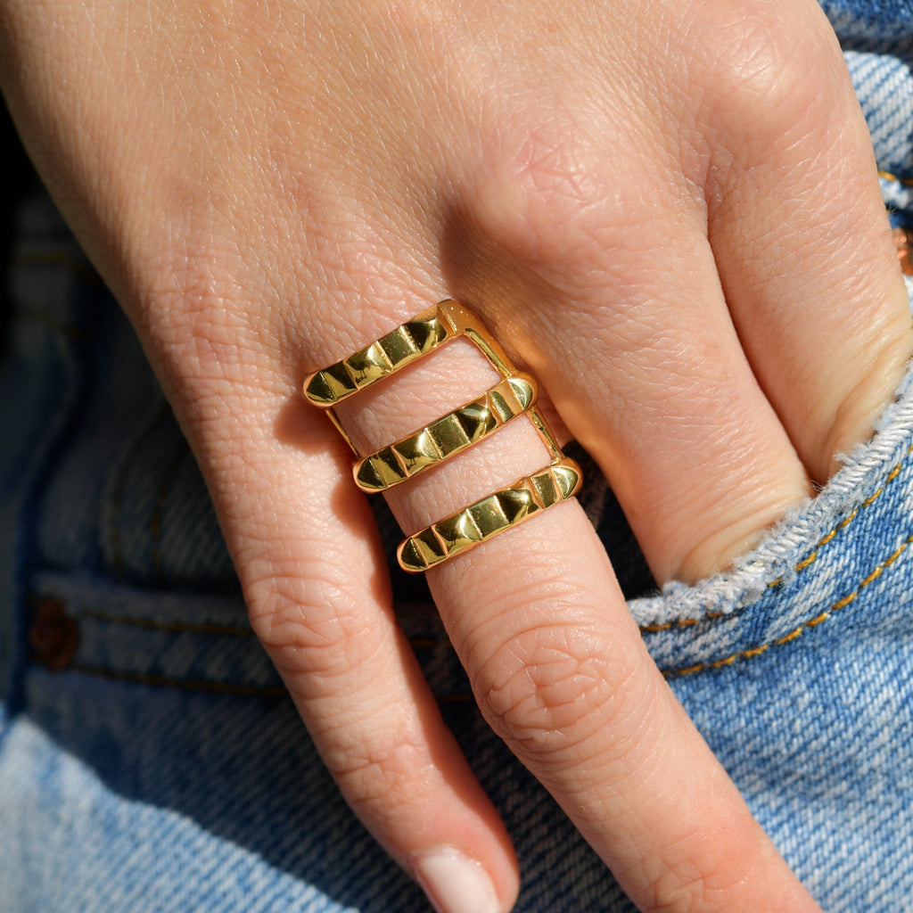 AFFRONTER Bague Lacet| Bague dorée volume L