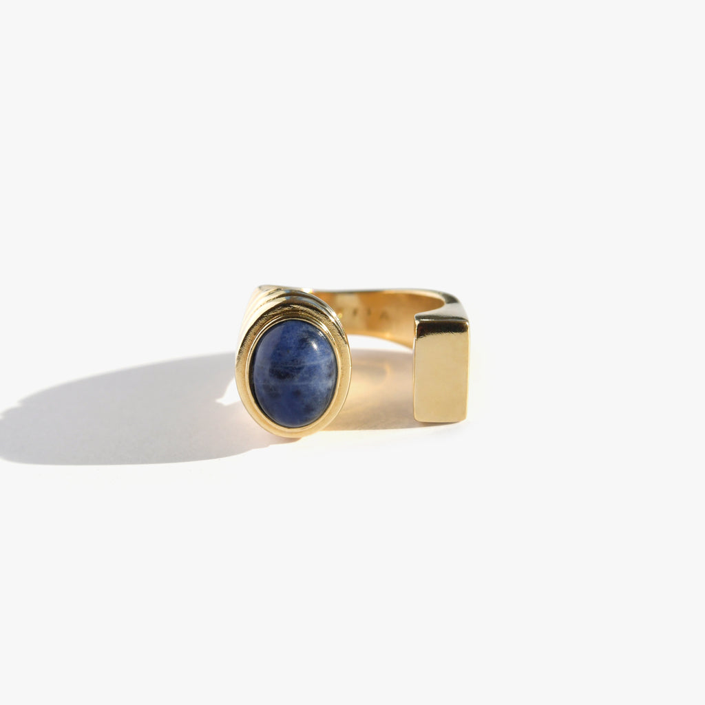 LA N°2 Bague Chevalière | Bague dorée ouverte & sodalite volume M